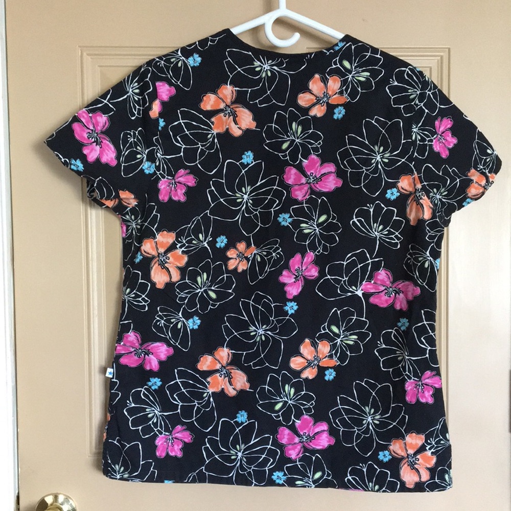 Scrub Top with Flowers - Picture 2 of 3